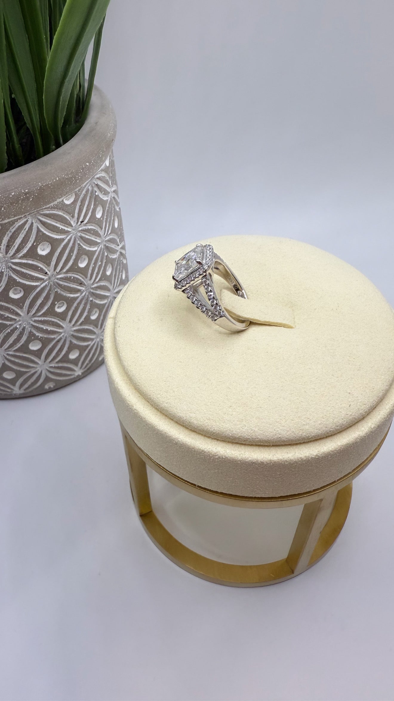 Radiant cut ring