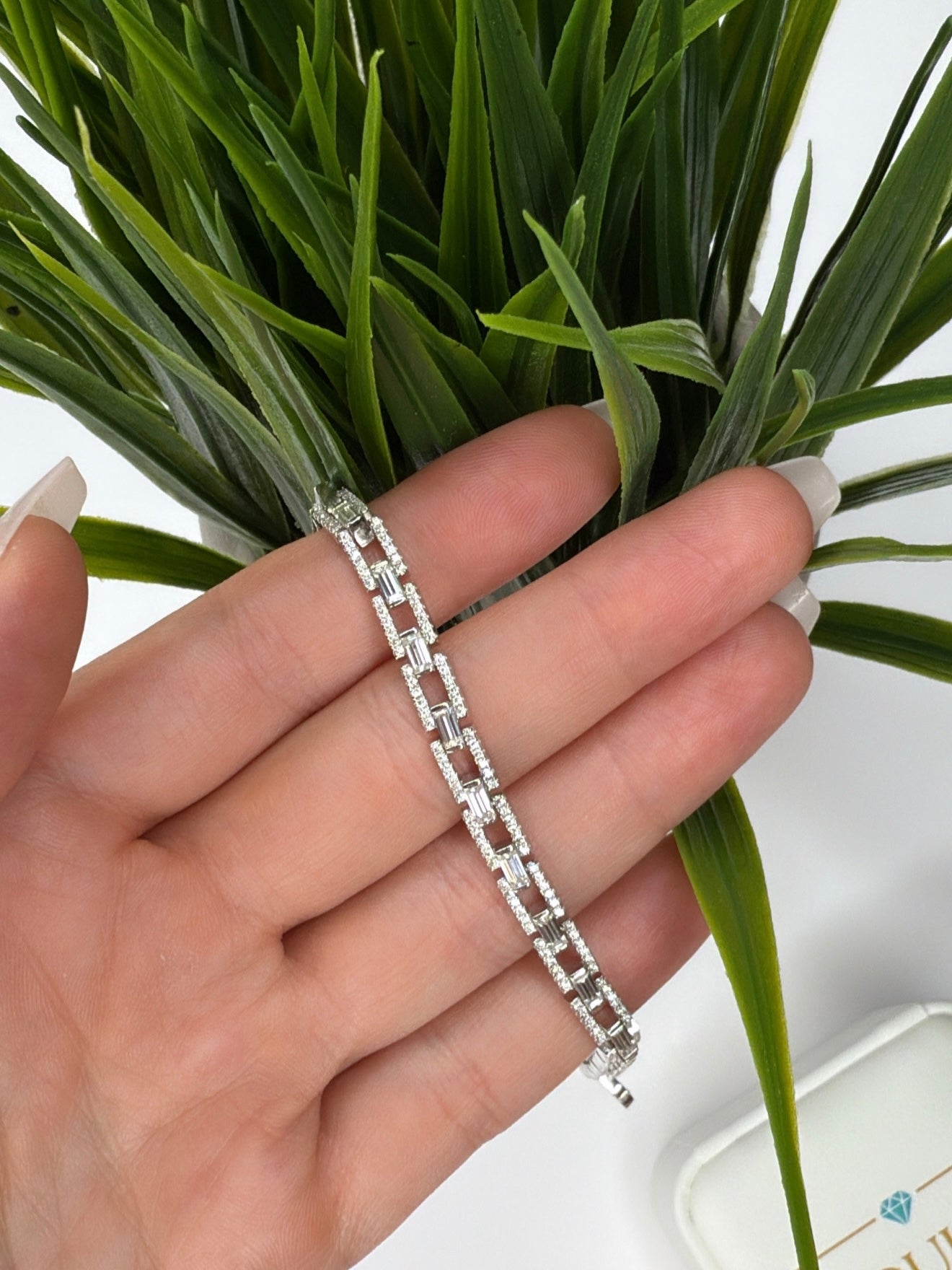 Emerald and Round cut bracelet