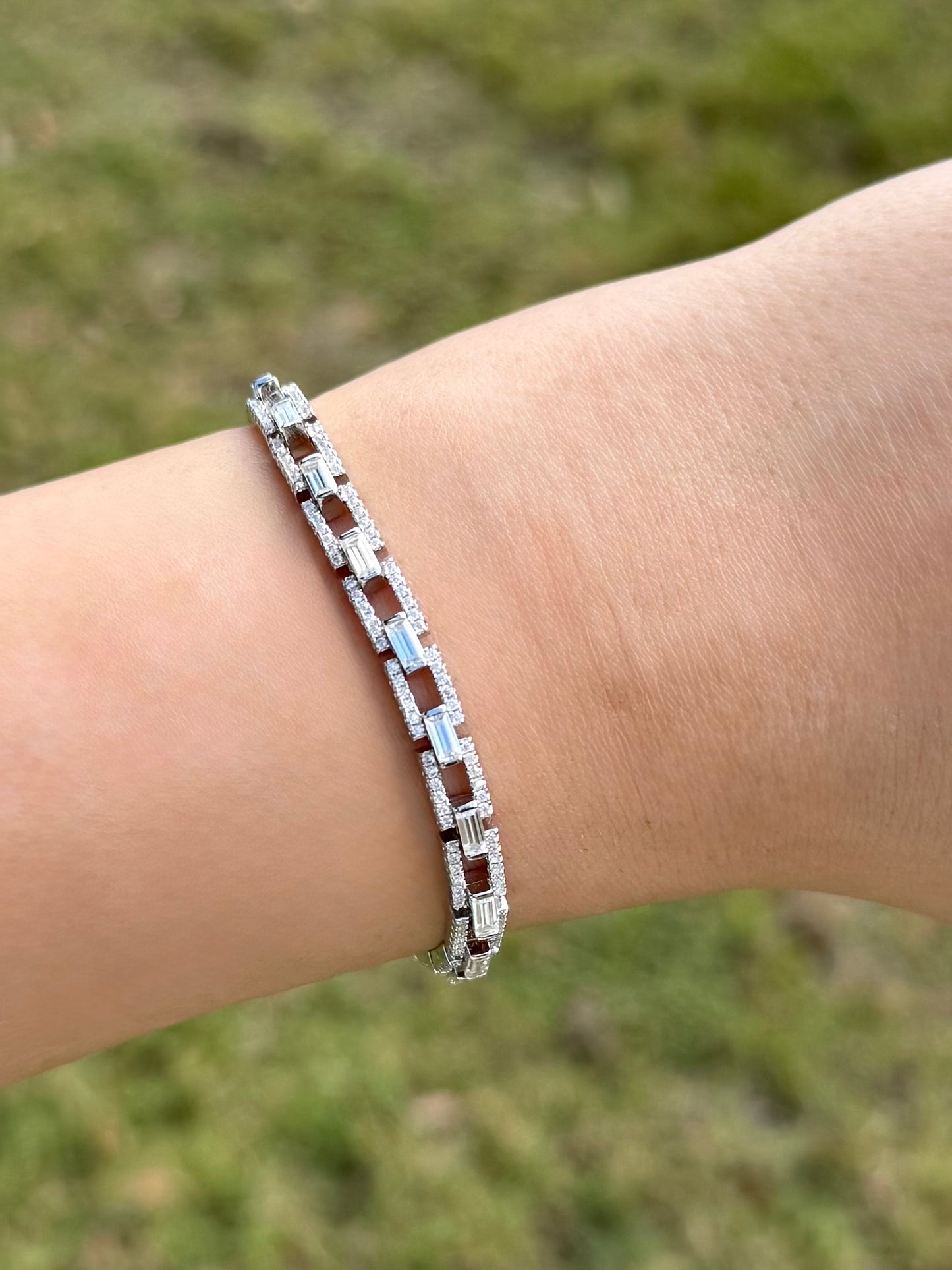 Emerald and Round cut bracelet