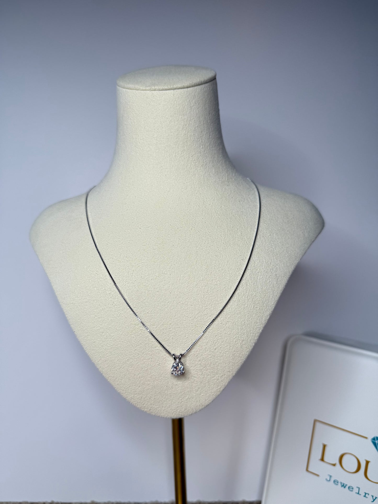 Round cut pendant