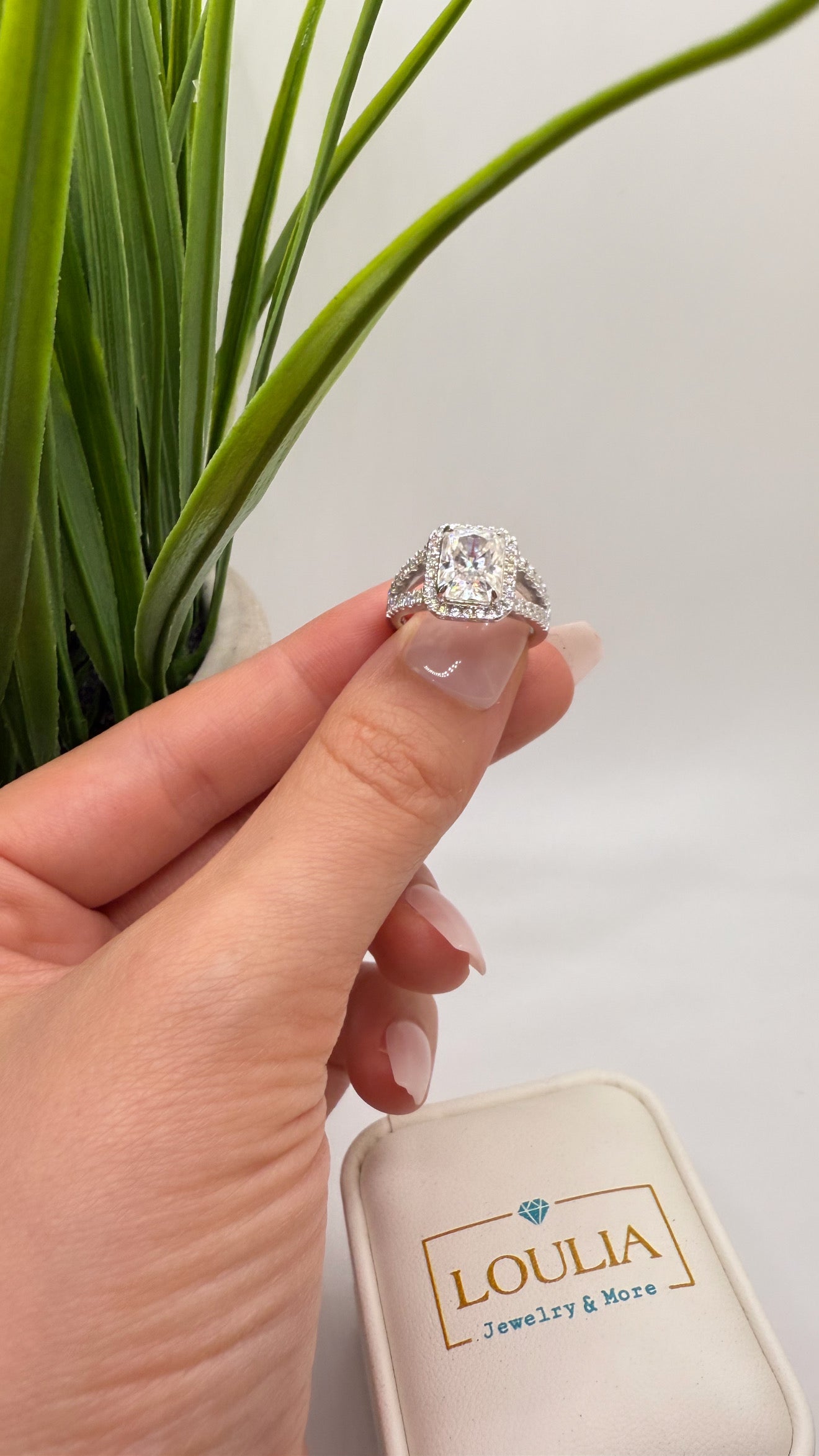 Radiant cut ring