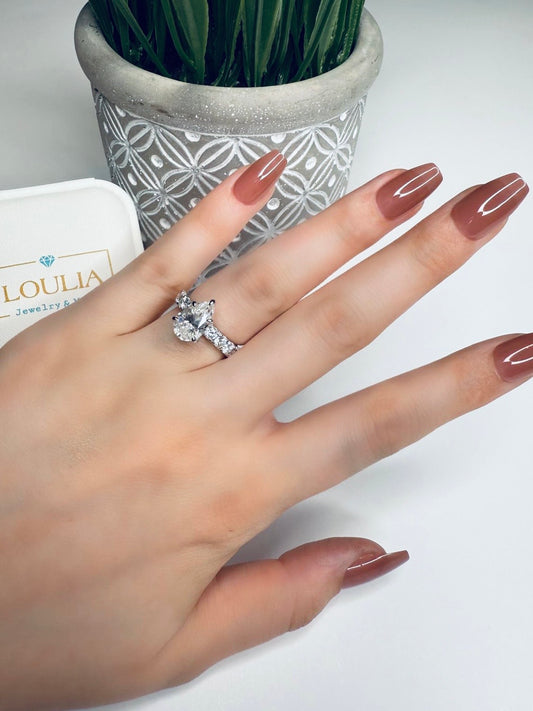 Pear cut solitaire
